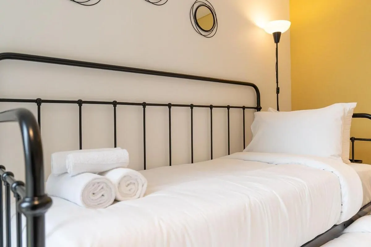Glamorous 2-Bedroom Retreat In Blvd Crescent Near Dubai Mall Apartment