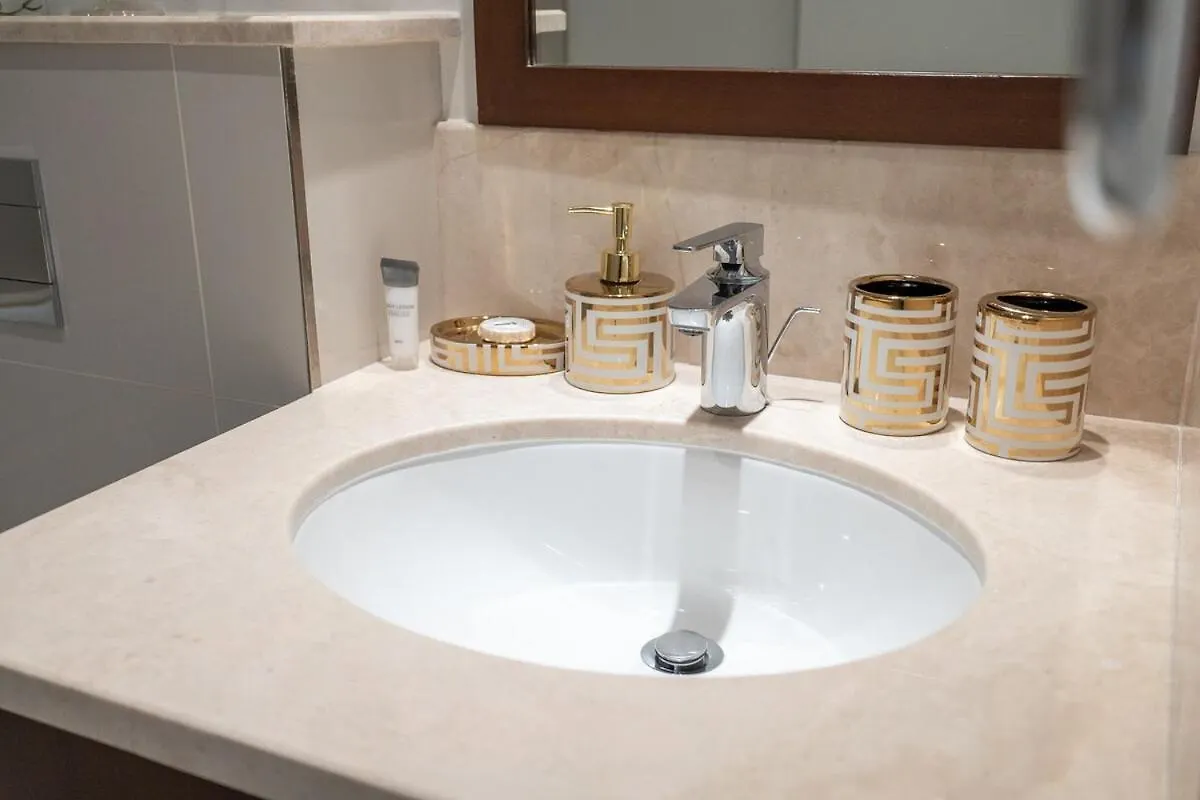 Glamorous 2-Bedroom Retreat In Blvd Crescent Near Dubai Mall